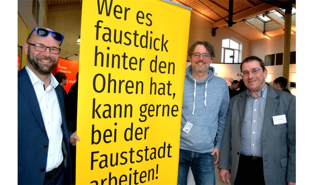 Knittlingens Bürgermeister Alexander Kozel (v.li.), Marc Sautter und Thomas Rathgeb von der Dr. Johannes-Faust-Schule wollen die Lust auf eine Ausbildung wecken. Fotos: Stahlfeld