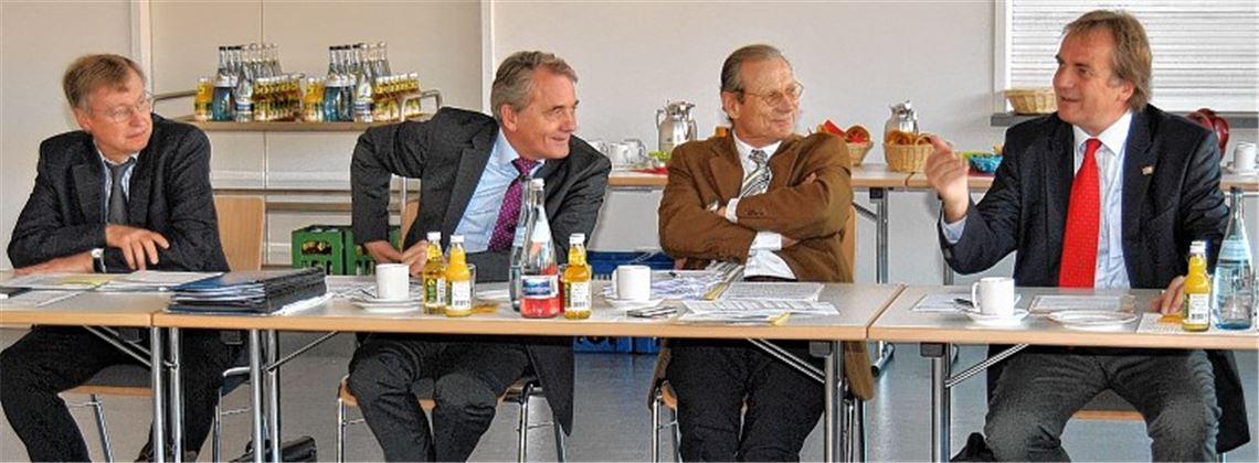 Knittlingens Bürgermeister Heinz-Peter Hopp (re.) ist Gastgeber des Sprengels Stuttgart/Karlsruhe im Städtetag Baden-Württemberg. Bei der Begrüßung im Heinz-Müller-Saal des Feuerwehr-Gerätehauses stellt er Knittlingen und die anstehenden Großprojekte vor. Links neben Hopp Professor Stefan Gläser, Hauptgeschäftsführer des Städtetags, und Sprengel-Vorsitzender Wolfgang Vockel, Bürgermeister von Tauberbischofsheim.