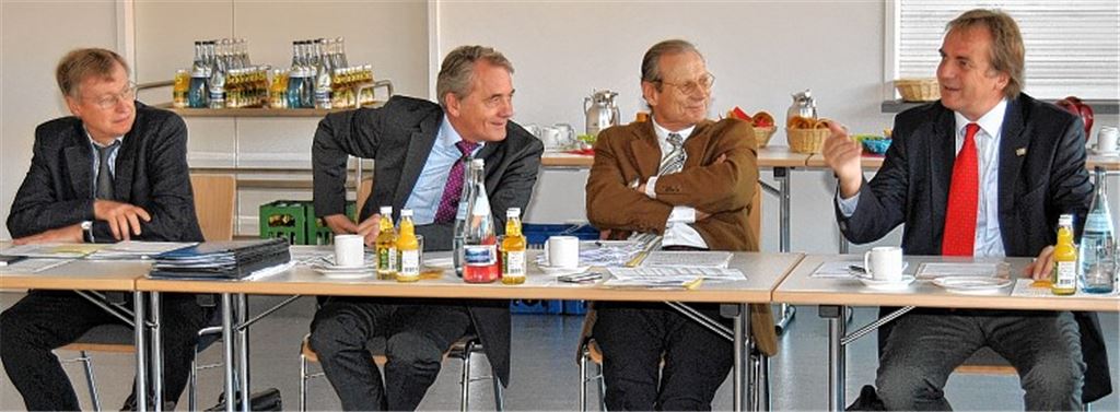 Knittlingens Bürgermeister Heinz-Peter Hopp (re.) ist Gastgeber des Sprengels Stuttgart/Karlsruhe im Städtetag Baden-Württemberg. Bei der Begrüßung im Heinz-Müller-Saal des Feuerwehr-Gerätehauses stellt er Knittlingen und die anstehenden Großprojekte vor. Links neben Hopp Professor Stefan Gläser, Hauptgeschäftsführer des Städtetags, und Sprengel-Vorsitzender Wolfgang Vockel, Bürgermeister von Tauberbischofsheim.