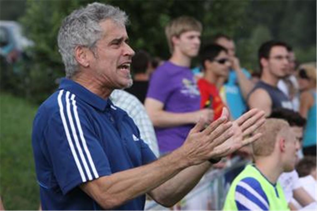Knittlingens Trainer Eberhard Braun mag es gar nicht, wenn seine Mannschaft die Zügel schleifen lässt. Deshalb gilt sein Augenmerk im Training auch der mentalen Einstellung. 
Archivfoto: Eigner