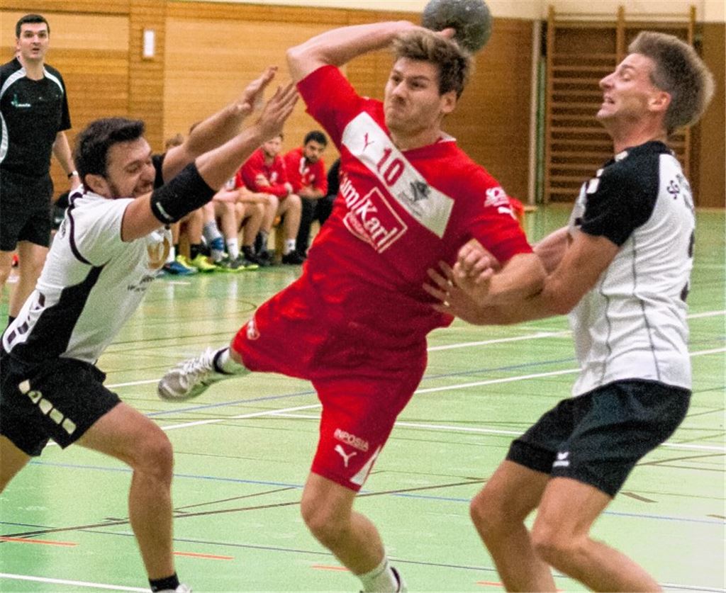 Knittlingens Werfer (in Rot) sind für die Wiernsheimer Abwehr kaum zu halten. Foto: Zschorsch