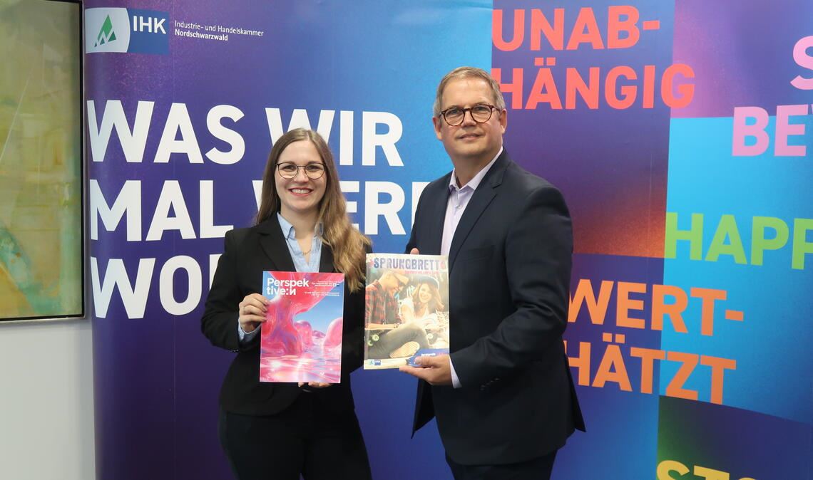 Knut Lohrisch, Mitglied der Geschäftsführung der IHK Nordschwarzwald, und Vanessa Freundt, die Leiterin der Öffentlichkeitsarbeit bei der IHK, präsentieren die Fakten und Erkenntnisse zum Ausbildungsstart. Foto: Warzecha