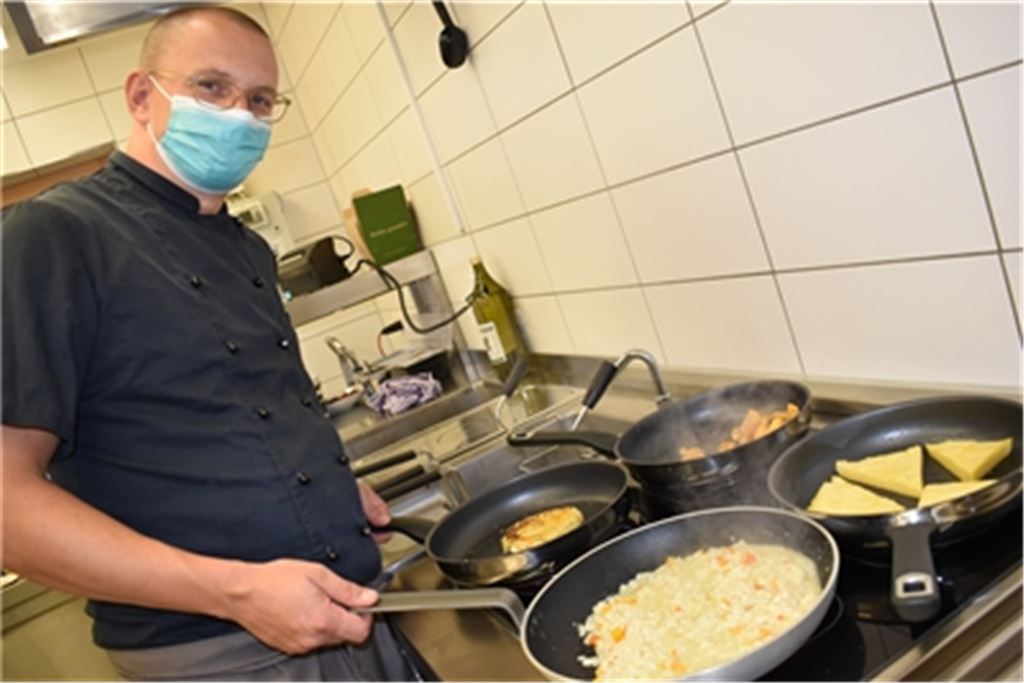 Koch Pascal Zettlitz arbeitet ausschließlich mit frischen und bevorzugt regionalen Zutaten. Fotos: Bischoff-Krappel