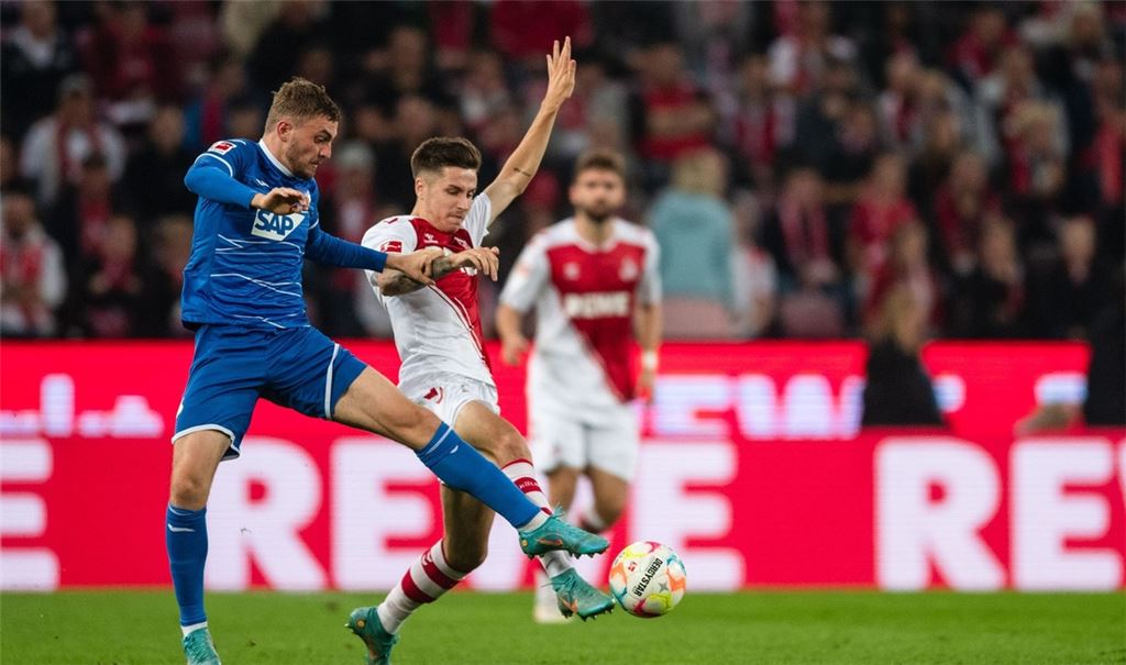 Kölns Denis Huseinbasic (r) und Hoffenheims Jacob Bruun Larsen kämpfen um den Ball.