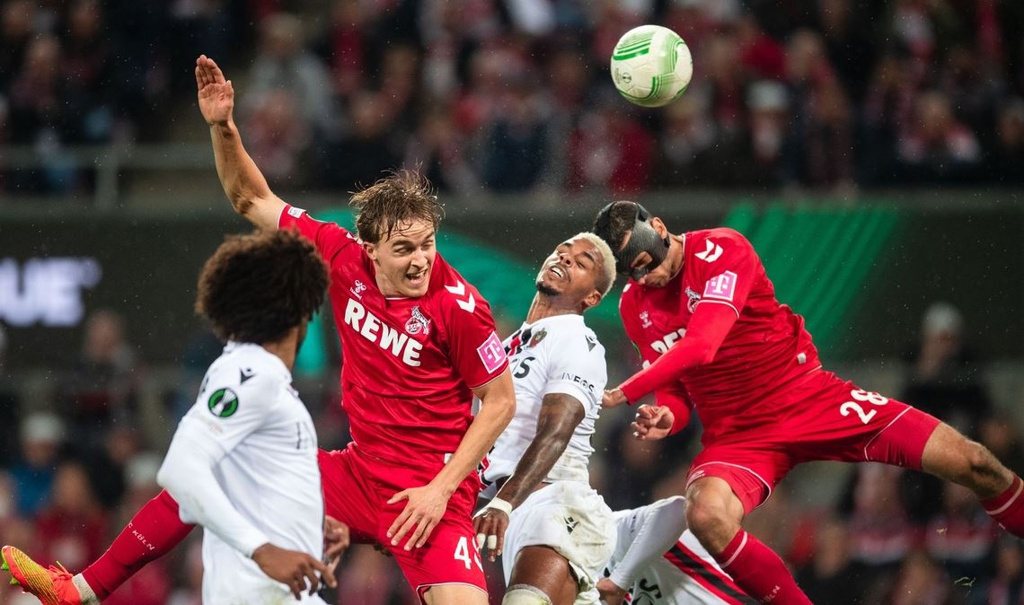 Kölns Timo Huebers (2. v.l.-r), Nizzas Mario Lemina und Kölns Ellyes Skhiri kämpfen um den Ball.