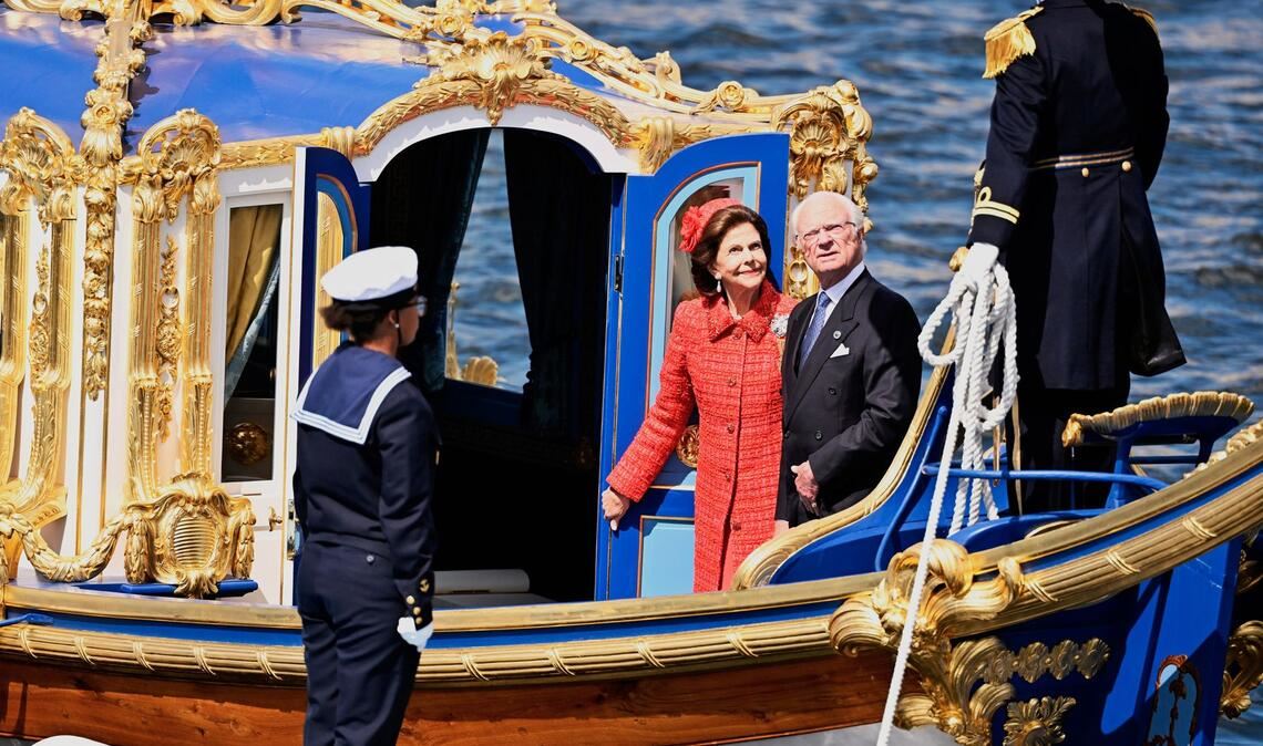 König Carl XVI. Gustaf (2. v. rechts) und Königin Silvia (2. v. links) fahren zur Goldhochzeit auch mir der königlichen Barkasse "Vasaorden".