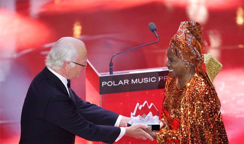 König Carl XVI. Gustaf überreicht Angélique Kidjo den Polar-Musikpreis.