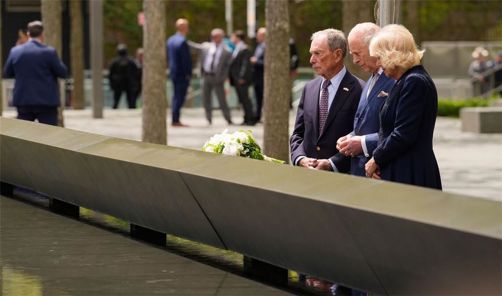 König Charles III. (M) und Königin Camilla gedenken der Opfer von 9/11.