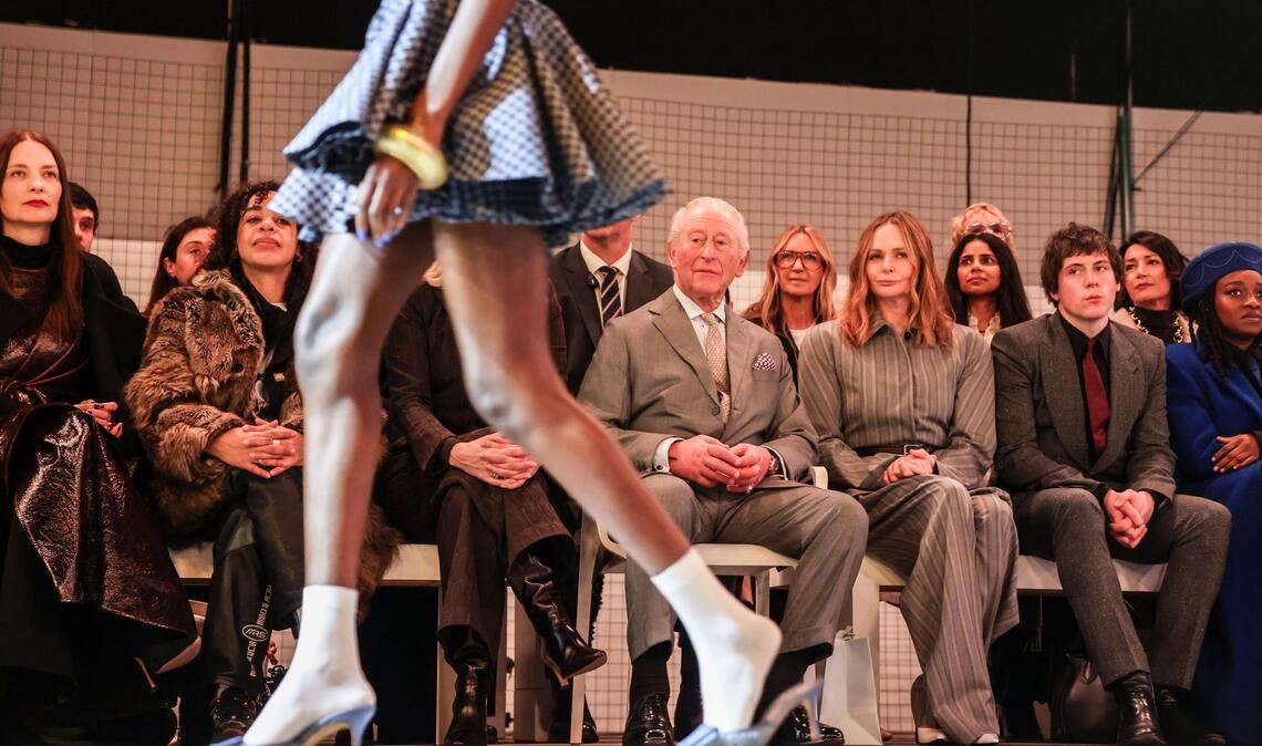 König Charles III. (M) und Stella McCartney (3.v.r.) sitzen in der ersten Reihe bei der Eröffnungsshow des britisch-nigerianischen Designer Tolu Coker auf der Londoner Modewoche 2026 in den 180 Studios.