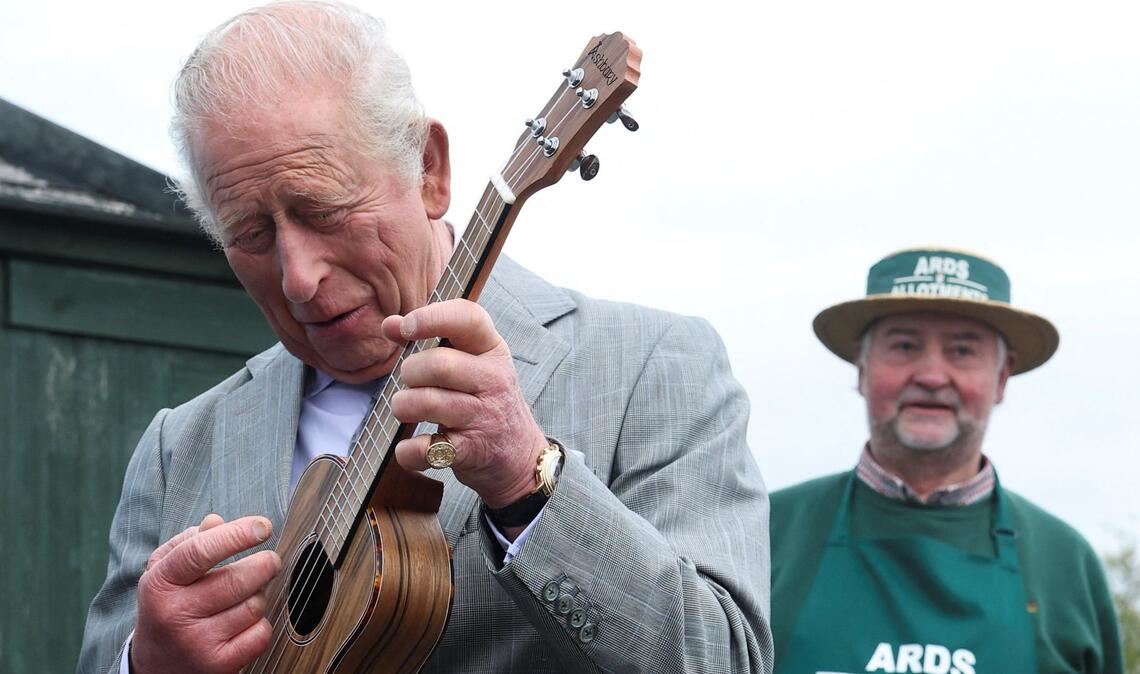 König Charles III. spielt während seines Besuchs in Nordirland Ukulele.