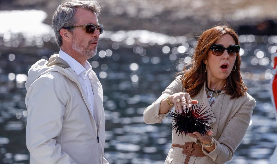 König Frederik X. von Dänemark und Königin Mary von Dänemark an Bord des Schiffes.