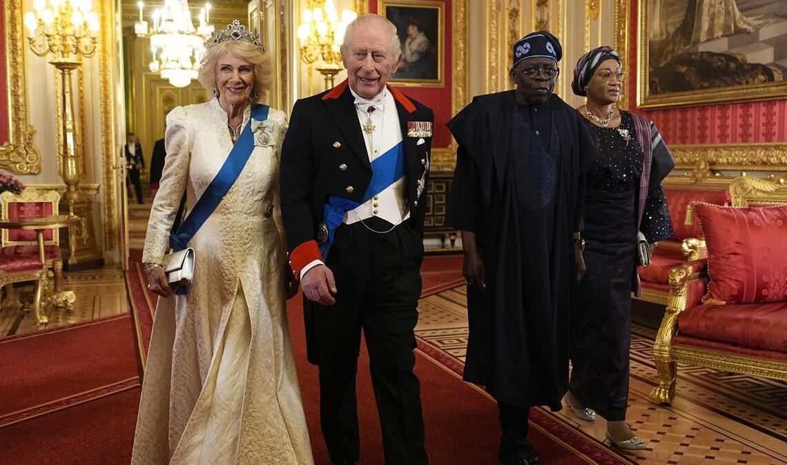Königin Camilla (l-r), König Charles III., Nigerias Präsident Bola Ahmed Tinubu und First Lady Oluremi Tinubu nehmen an einem Staatsbankett teil.