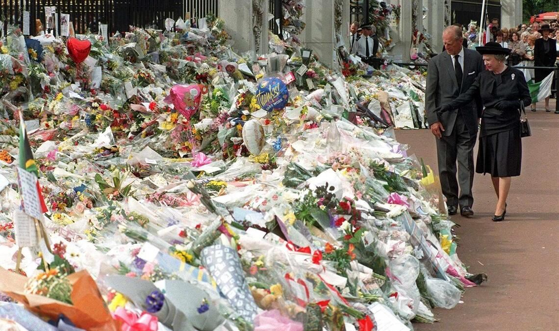 Königin Elizabeth II. und Prinz Philip gehen vor dem Buckingham-Palast an den unzähligen Blumen vorbei, die Trauernde nach Prinzessin Dianas Tod niedergelegt haben. Die zurückhaltende Reaktion des Königshauses wurde damals von vielen als gefühlskalt empfunden und beschädigte dessen Ansehen erheblich. Aufgrund der überwältigenden öffentlichen Trauer fand am 6. September 1997 entgegen dem üblichen Protokoll eine öffentliche Trauerfeier für Diana statt.