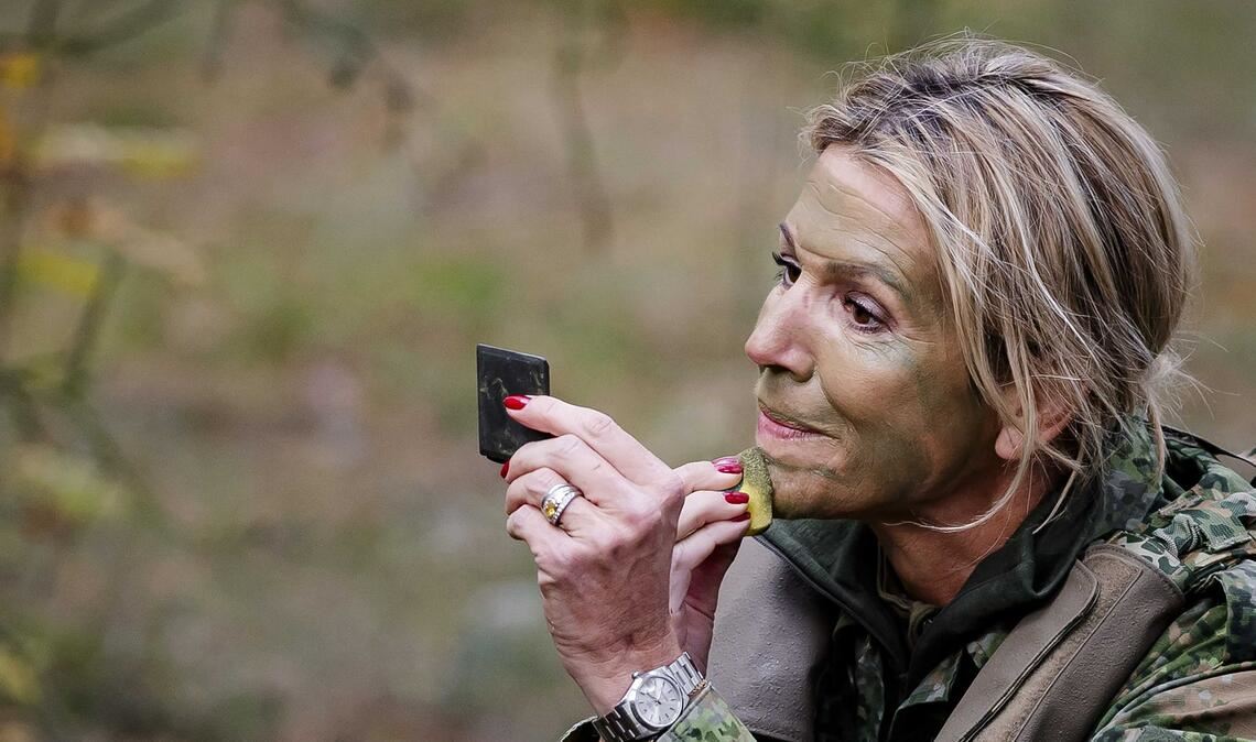 Königin Maxima der Niederlande trägt während eines Besuchs im Dienstjahrlager der Königlich Niederländischen Marechaussee  in Harderwijk Gesichtsbemalung auf.