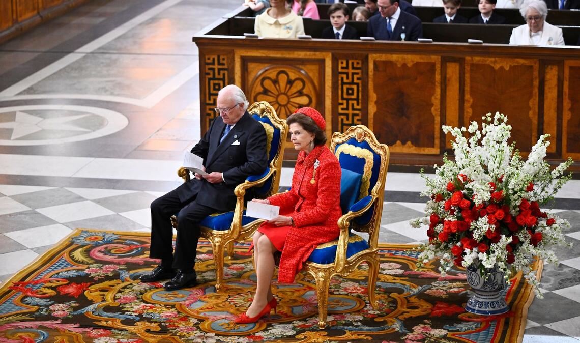 Königin Silva (rechts) ganz in Rot beim Gottesdienst zur Goldhochzeit des Königspaares.
