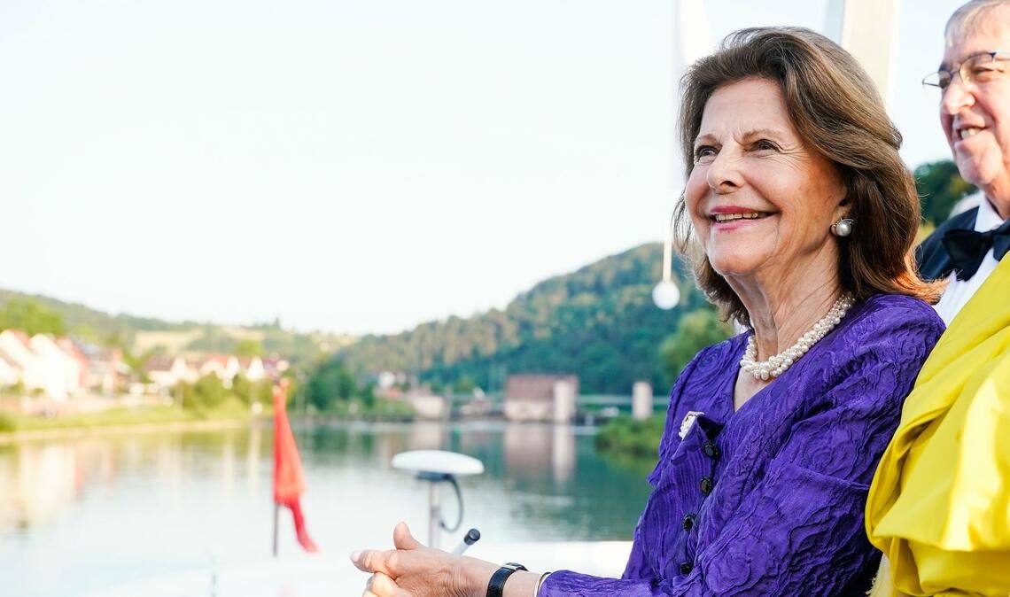 Königin Silvia von Schweden auf einem Boot auf dem Neckar vor Heidelberg.