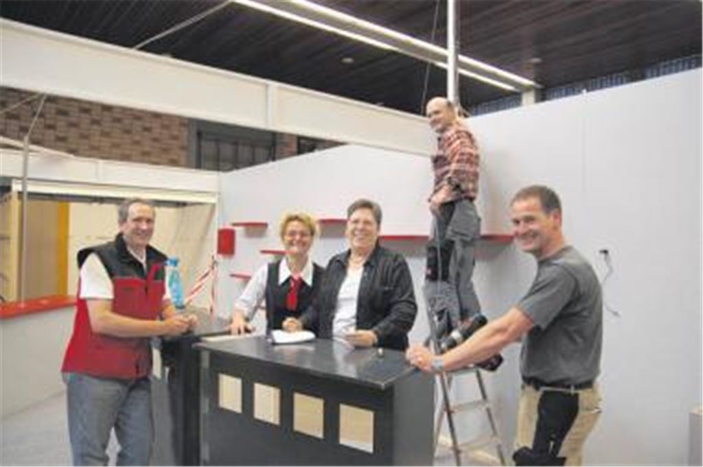 Können auch trotz der vielen Arbeit gut lachen (v.li.): Thomas Bertelsbeck und Christine Kull Bertelsbeck von der Bäckerei Kull, Jürgen Glöckler vom Büro- und EVD-Service Grausam, Brigitte Grausam, Vorsitzende des Gewerbevereins, und Frank Powilleit von espo Elektro-Service auf der Leiter beim Aufbau der Illinger Leistungsschau. 
Foto: Goertz