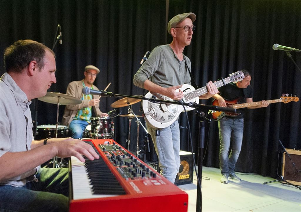 Könner an den Instrumenten: „Pickup The Harp“ spielen im ProZwo. Foto: Fotomoment