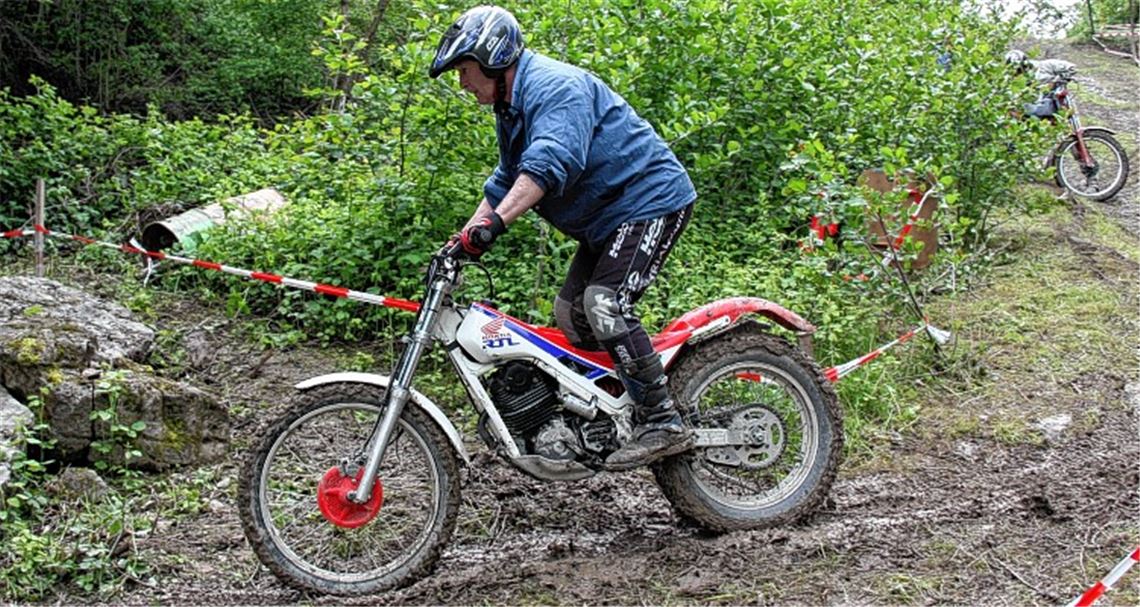 Könner auf dem Krad: Gert Weymüller vom MSC Köngen-Wendlingen belegt an beiden Tagen Platz eins in seiner Schwierigkeitsstufe. Foto: Mummert