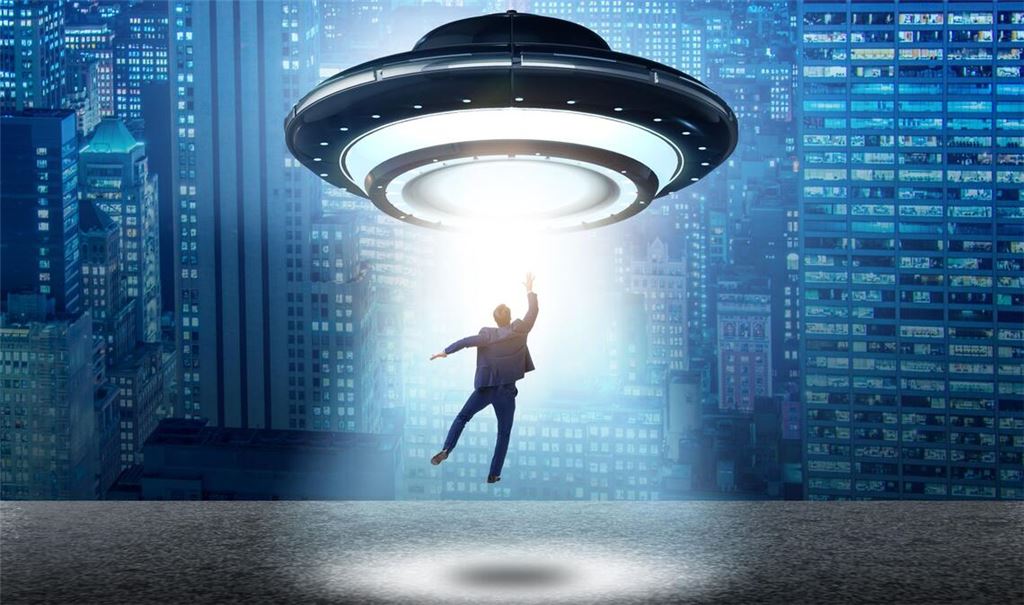 Könnte es im Fall der verschwundenen Forscher auch so gewesen sein? Ein UFO entführt in dieser Animation einen Mann per Schwerkraftstahl.