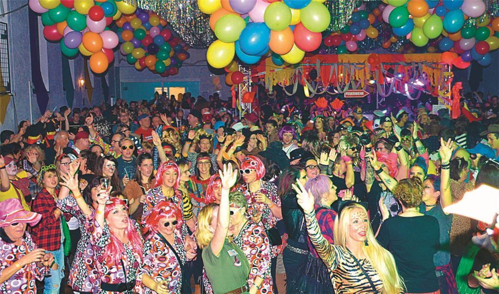 Könnte im Zweifelsfall das dichte Gedränge im Saal die Närrinnen und Narren erwärmen? Szene vom Faschingsball in der Enzberger Turn- und Festhalle 2020. Archivfoto: Stahlfeld