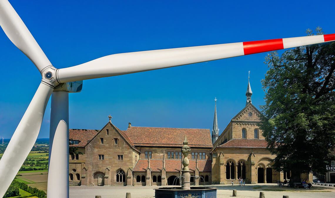 Könnten Windanlagen den Status des Klosters als UNESCO-Welterbe bedrohen? Die Fotomontage symbolisiert entsprechende Befürchtungen in Maulbronn. Fotos: Adobe-Stock/Archiv