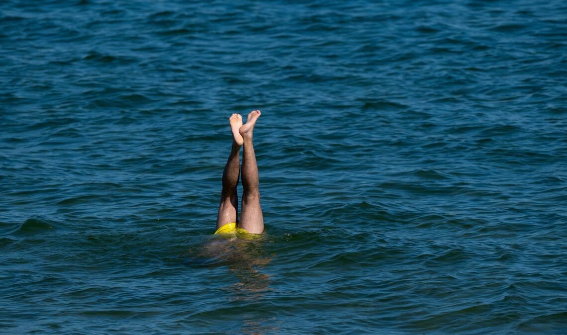 Köpfchen in das Wasser, Füßchen in die Höh.