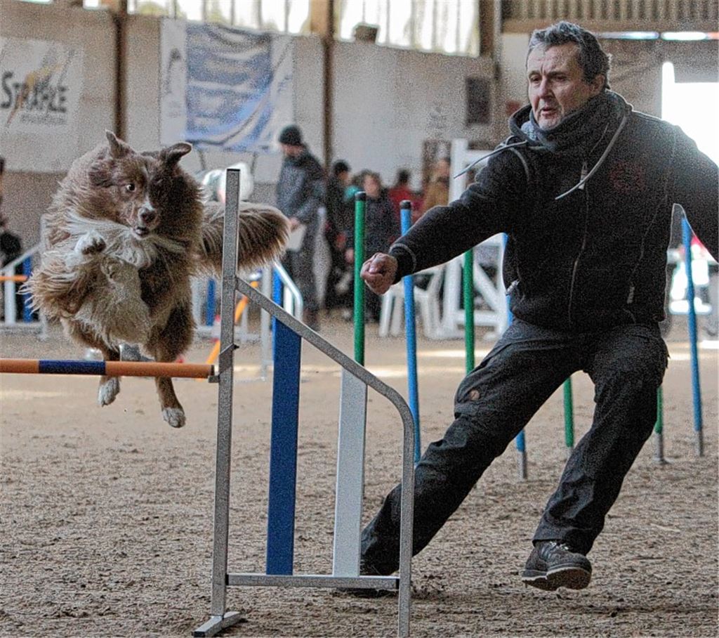 Körperlich fordernd für Hund und Hundehalter: Harald Franke und Rusty im Agility-Parcours.