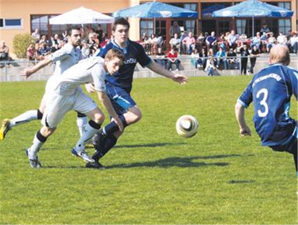 Körperliche Argumente: Der junge Enzberger Stürmer Raffael Fischer (3.v.li.) räumt robust seinen Gegenspieler Manuel Pischke beiseite. Fetullah Eroglu (li.) und Sven Graf stehen Spalier.
Foto: Eigner