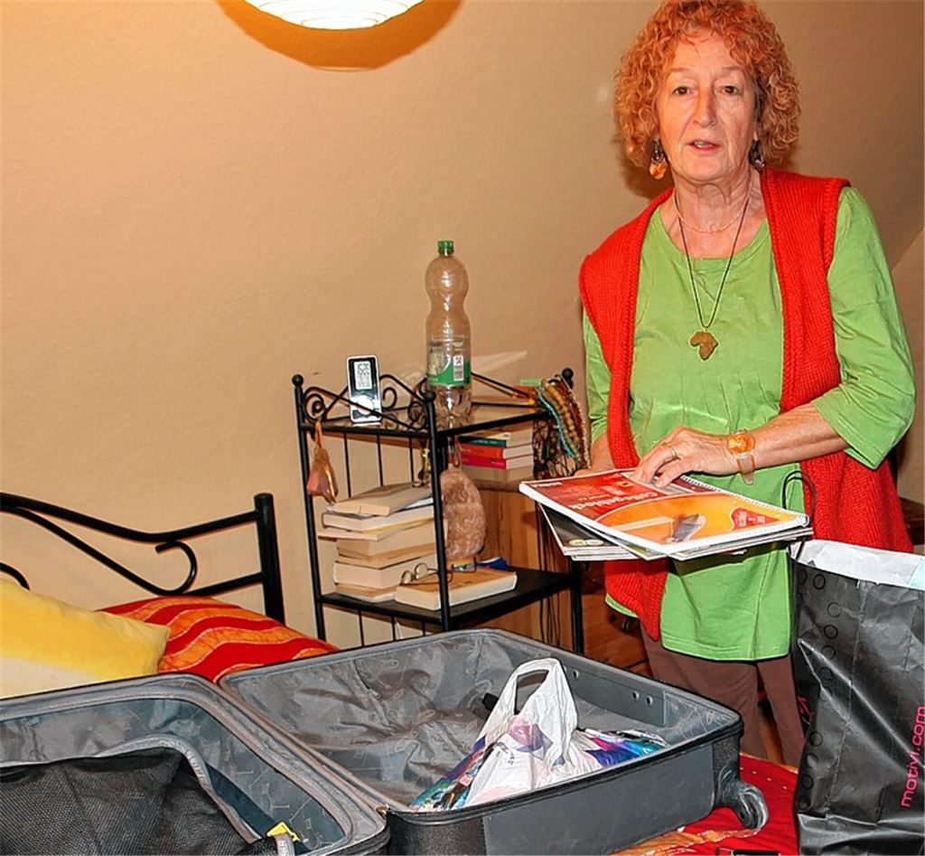 Kofferpacken für Afrika: Bald wird Hannes Nies-Ramminger ihr Freiwilliges Soziales Jahr in einem Waisenhaus in Kamerun antreten. Da will sie nicht mit leeren Händen kommen, weshalb unter anderem auch Zeichenblöcke in den Koffer wandern. Foto: Roth