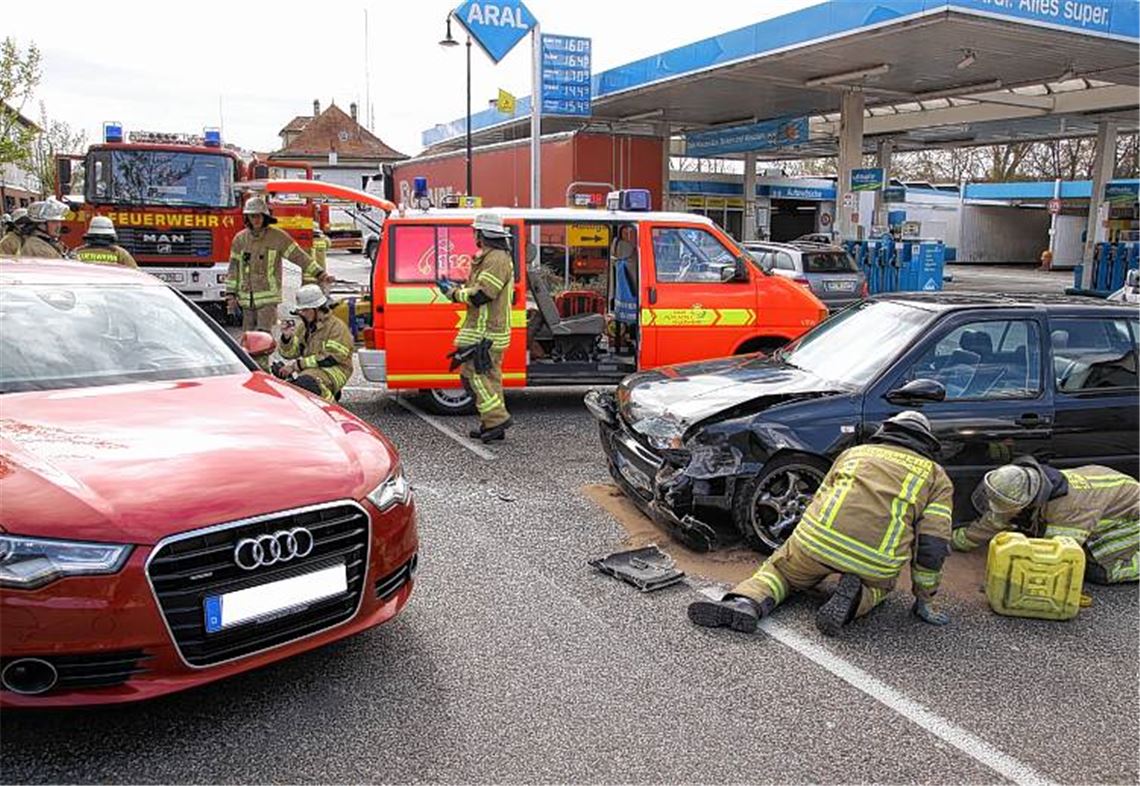 Kollision an der Pforzheimer Straße in Mühlacker: Einsatzkräfte der Feuerwehr kümmern sich um Gefahrstoffe, die aus einem der beteiligten Unfallfahrzeuge auslaufen. 