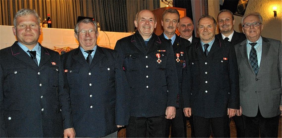 Kommandant Joachim Saalbach (v.li.) zeichnet Dieter Räuchle, Wilfried Conradt, Josef Guth sowie Wolfgang Späth (3. v. re) aus. Zu den Gratulanten gehören der Kreisfeuerwehrverbandschef Martin Rühle, Kreisbrandmeister Christian Spielvogel und Gemeinderat Winfried Scheuermann.