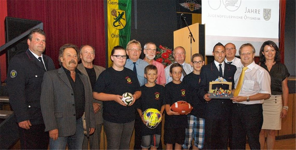 Kommandant Jochen Hörnle (li.) mit Männern der ersten Stunde, Ehrengästen und Vertretern der heutigen Jugendfeuerwehr, die als Geschenk von der Feuerwehr und der Gemeinde einen Tag im Europapark verbringen darf. Fotos: Appich