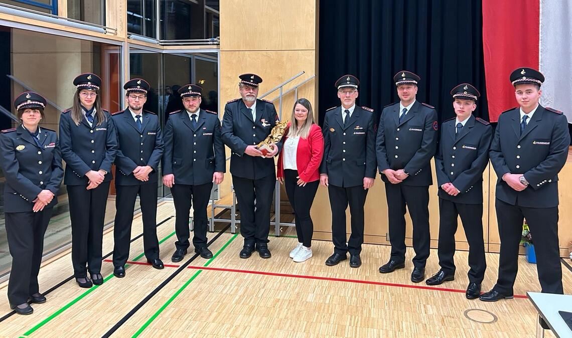 Kommandant Klaus Riekert (4.v.re.) und Bürgermeisterin Antonia Walch mit den beförderten Kameradinnen und Kameraden. Oberlöschmeister Wolfgang Heuer (Mitte) wird für 40 Jahre in der Feuerwehr Sternenfels mit der Landesehrung bedacht. Foto: privat