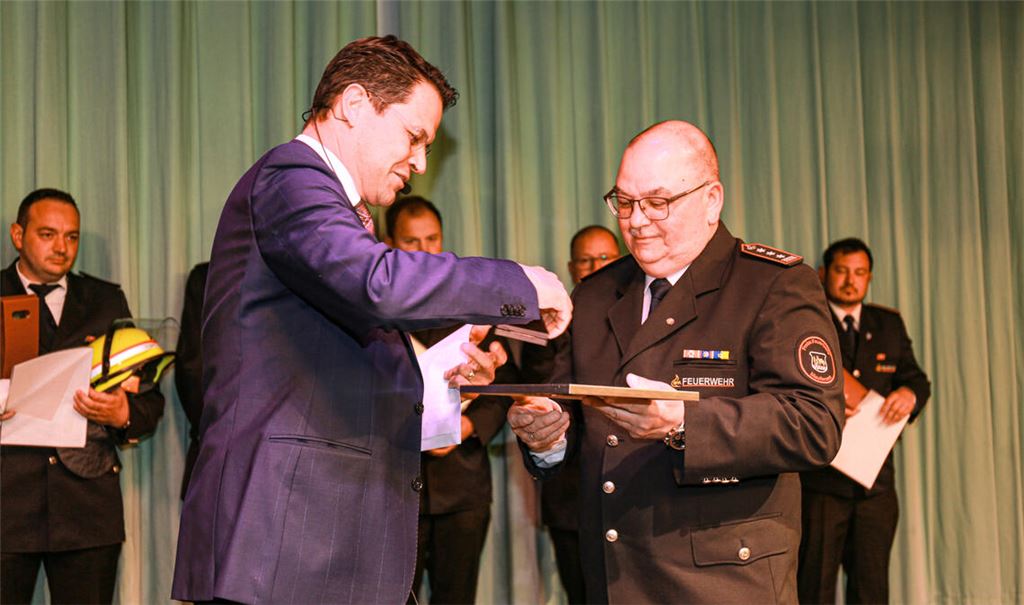 Kommandant a.D. Martin Gerst erhält für sein Wirken die Verdienstmedaille der Stadt. Fotos: Disselhoff