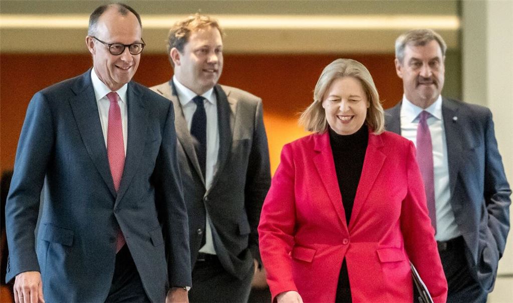 Kommen in der Wirtschaft mit ihrem Prämien-Vorschlag nicht gut an: Kanzler Friedrich Merz (CDU) Finanzminister Lars Klingbeil (SPD), Arbeitsministerin Bärbel Bas (SPD) und CSU-Chef Markus Söder (von links).