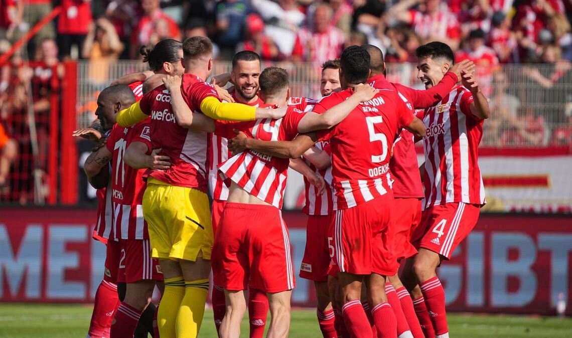 Kommende Saison in der Königsklasse: Unions Spieler jubeln nach Spielende.