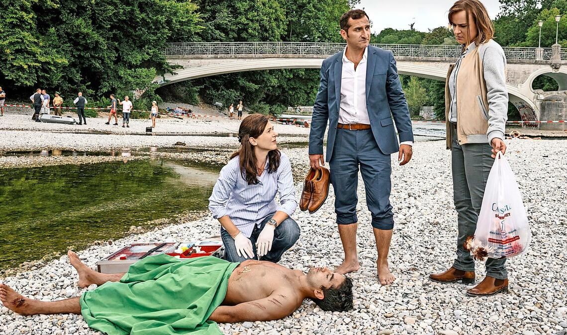 Kommissar Zeki Demirbilek (Tim Seyfi) und Kollegin Isabel Vierkant (re. Theresa Hanich) am Leichenfundort