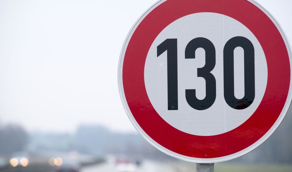 Kommt nun doch ein Tempolimit? (Illustration)