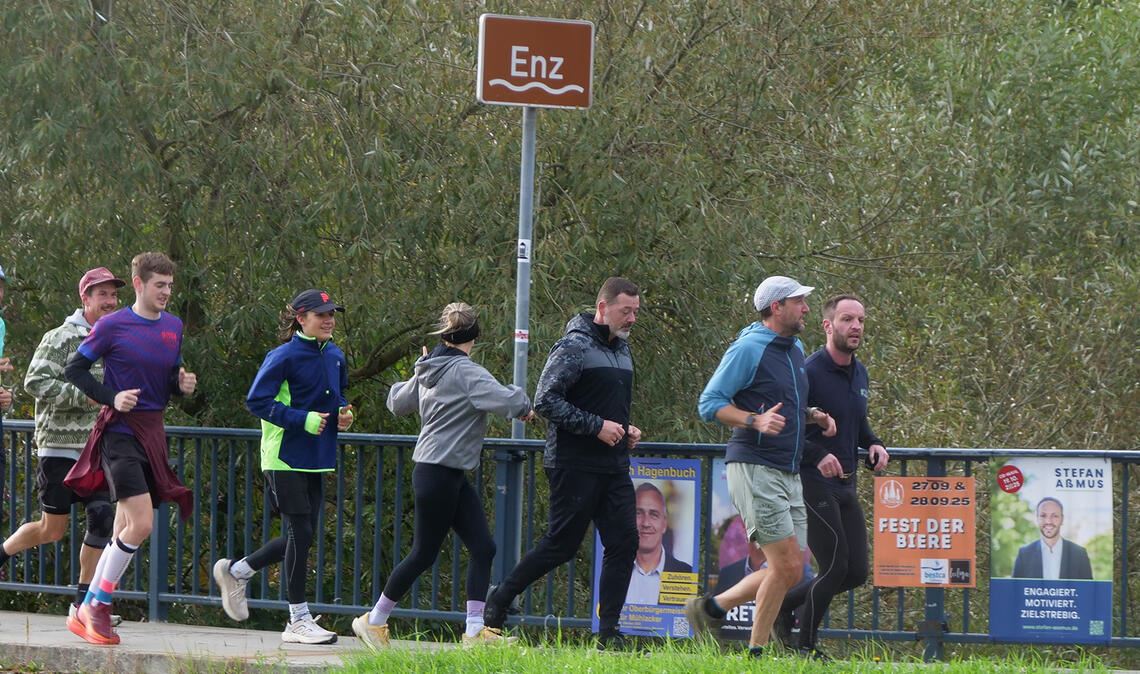 Kommunalpolitische Joggingrunde: Gemeinsam mit Sebastian Kienle (hinten) und OB-Kandidat Stefan Aßmus (vorne) geht es auf eine rund acht Kilometer lange Strecke. Fotos: Friedrich