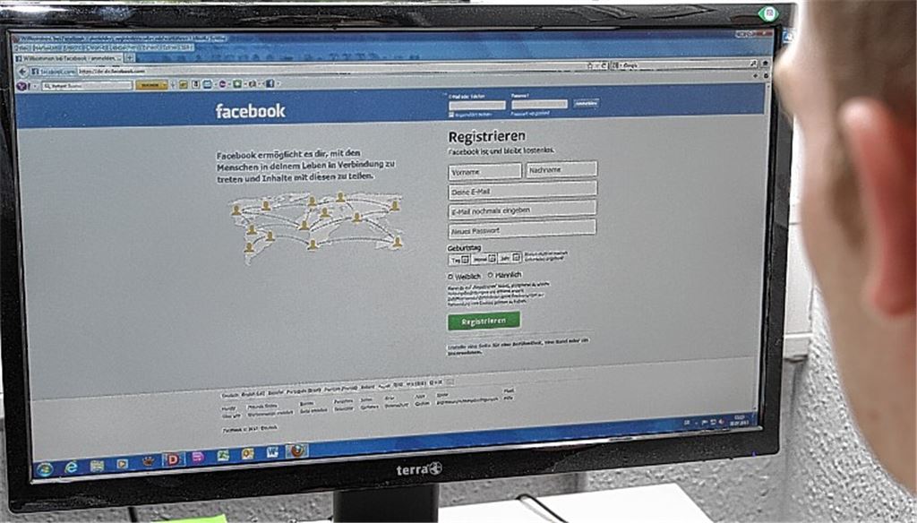 Kommunikation über soziale Netzwerke wie Facebook:Was privat viele Jugendliche praktizieren, ist künftig zwischen Lehrern und Schülern in Bezug auf personenbezogene Daten verboten. Foto: Sadler