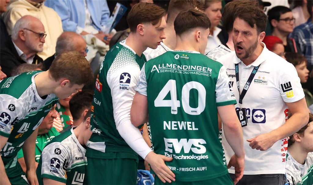 Kommunikativer Trainertyp: Ben Matschke im Gespräch mit seinen Spielmachern Elias Newel und Ole Pregler (v. li.).