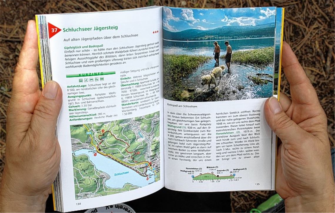 Kompakter Überblick über die Wanderstrecken: Der Ötisheimer Tourenspezialist Martin Kuhnle liefert die Informationen, die Genusswanderer im Schwarzwald brauchen. Fotos: Disselhoff
