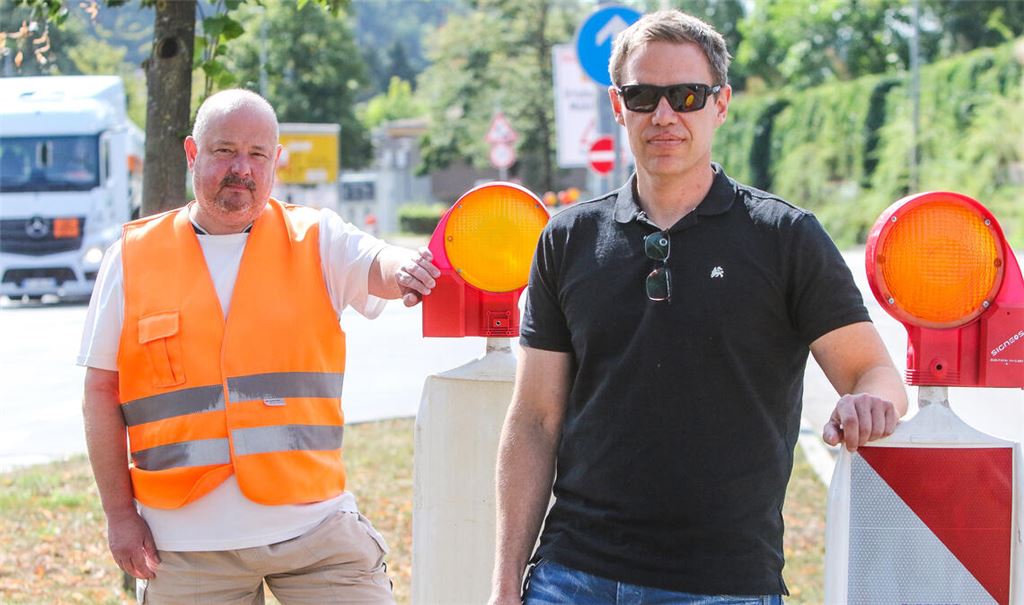 Komplexe Angelegenheit: Projektleiter Oliver Gruber (re.) und Mike Hofmann, zuständig für die Bauaufsicht, im Baustellenbereich auf der B10 in Mühlacker. Fotos: Eier (2)