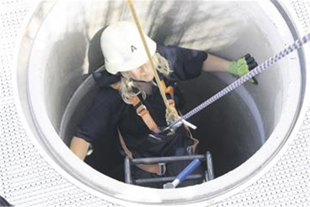 Kompliziert und für die Helfer der Feuerwehr nur bei richtiger Eigensicherung ungefährlich: eine Schachtrettung am Übungsturm auf dem Truppenübungsplatz in Stetten. Foto: privat