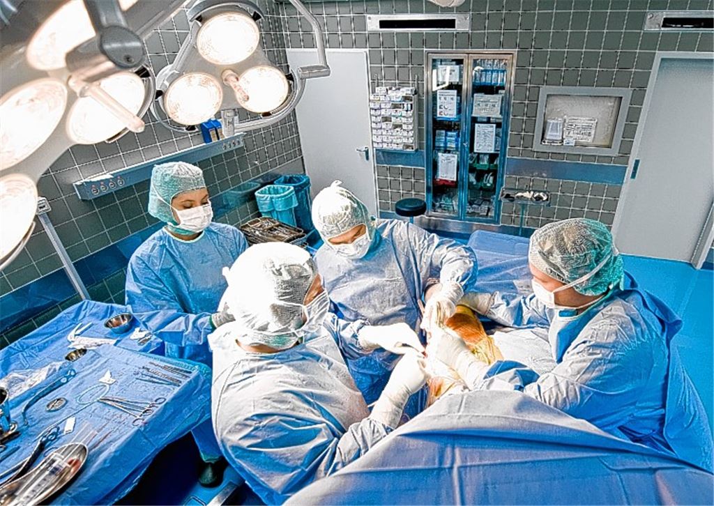Komplizierte Operationen sollen künftig in dem Krankenhaus der Holding durchgeführt werden, dass sich darauf spezialisiert hat.
