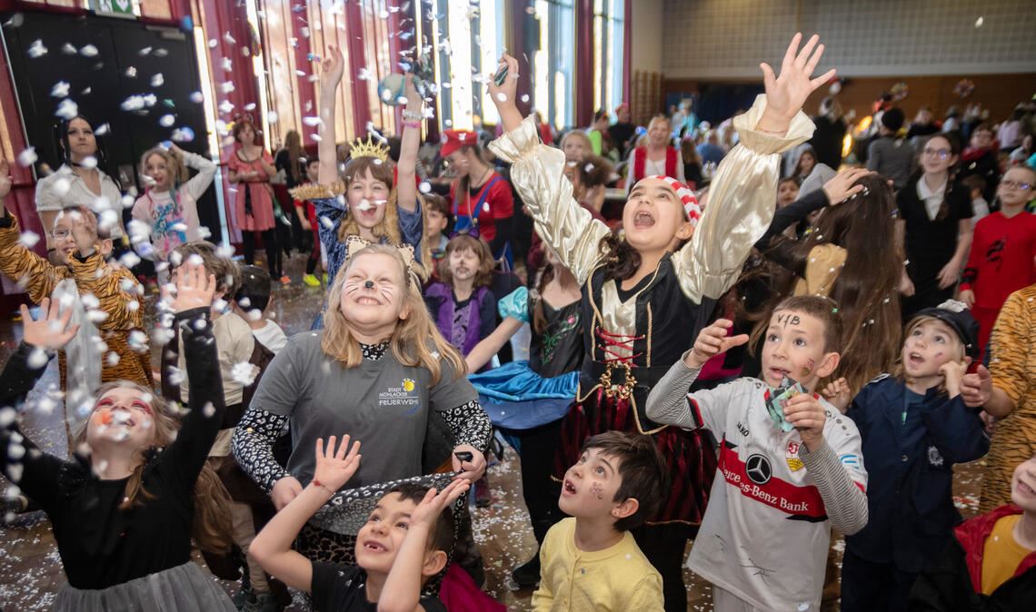 Konfettiregen macht Laune – hier beim Kinderfasching in Lomersheim. Foto: Fotomoment