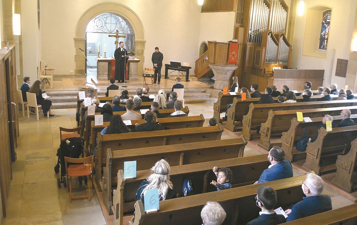 Konfirmation in der Dürrmenzer Kirche. Rechts: Einzug der Konfirmanden mit Pfarrer Marcus Kalkofen. Allen Feierlichkeit zum Trotz wird wegen der Corona-Gefahr Maske getragen.Fotos: Stahlfeld