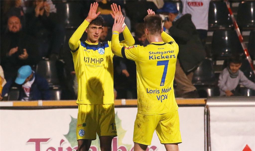 Konrad Riehle (li.) bedankt sich bei Loris Maier für die Vorlage zu seinem Tor zur 2:0-Führung für die Kickers.