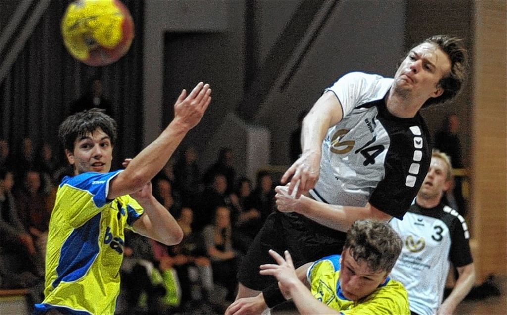 Konsequent im Angriff, sicher in der Abwehr: Die SG PSV Pforzheim/TSV Wiernsheim (weiße Trikots) dominiert den HC Blau-Gelb Mühlacker II deutlich. Foto: Fotomoment